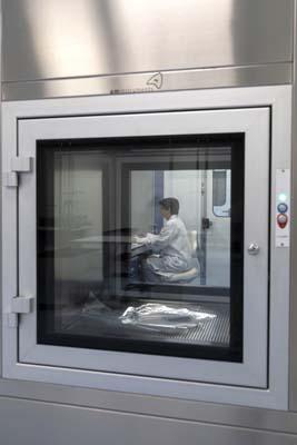 Passbox for cleanroom to transfer and decontaminate items